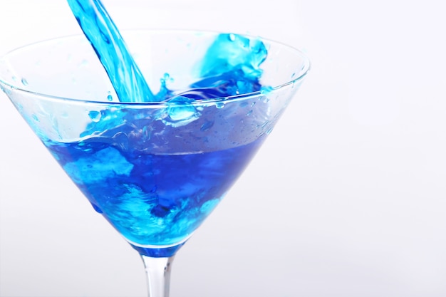 Gratis foto blauwe vloeistof gieten in glas