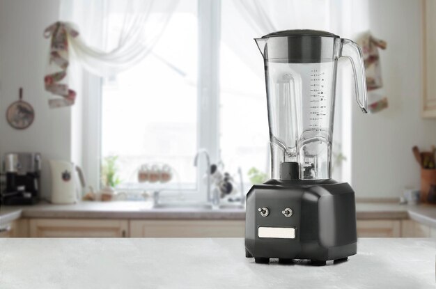 Blender en houten tafel in de keuken. Maak jezelf fris. Het concept van een gezond dieet