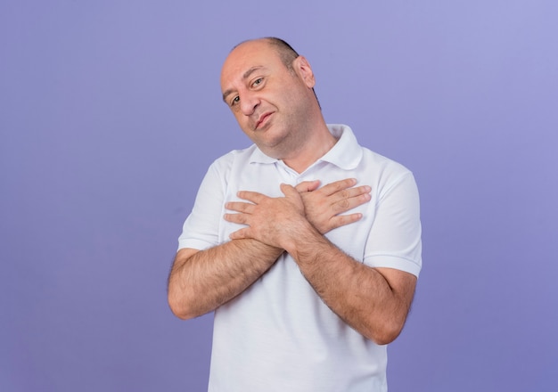 Blij casual volwassen zakenman houden handen gekruist op borst geïsoleerd op paarse achtergrond met kopie ruimte