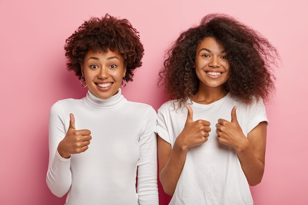 Blij dat de beste vrienden van vrouwen hun duim opsteken, vrolijk glimlachen, steun en instemming betuigen