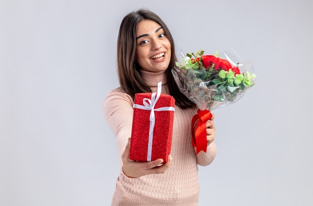 Blij jong meisje op Valentijnsdag met geschenkdoos met boeket geïsoleerd op een witte achtergrond