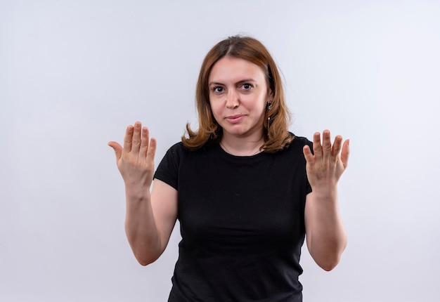 Blij jonge casual vrouw met opgeheven handen op geïsoleerde witte ruimte met kopie ruimte