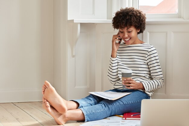 Blij met een donkere huidskleurige lachende vrouw met Afro-kapsel