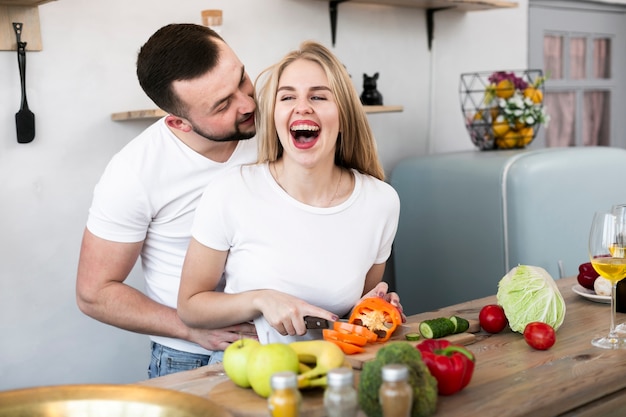 Blij paar dat de paprika snijdt