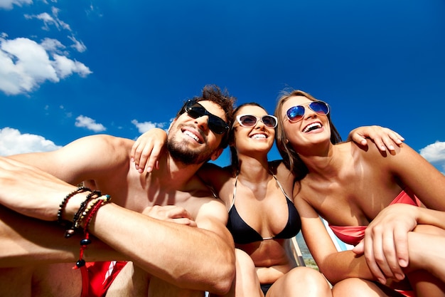 Blij vrienden lachen op het strand