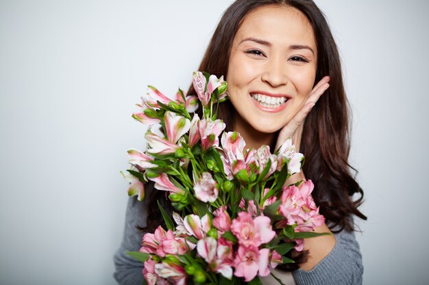 Blij vrouw met bloemen