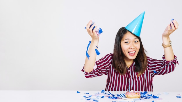 Gratis foto blije feestvarken met doughnut