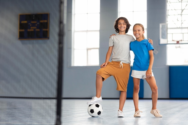 Gratis foto blije kinderen genieten van hun gymles