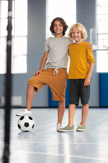 Blije kinderen genieten van hun gymles