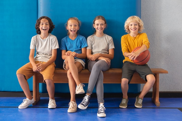 Gratis foto blije kinderen genieten van hun gymles