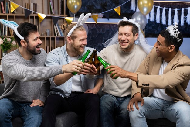 Blije mannen op vrijgezellenfeest