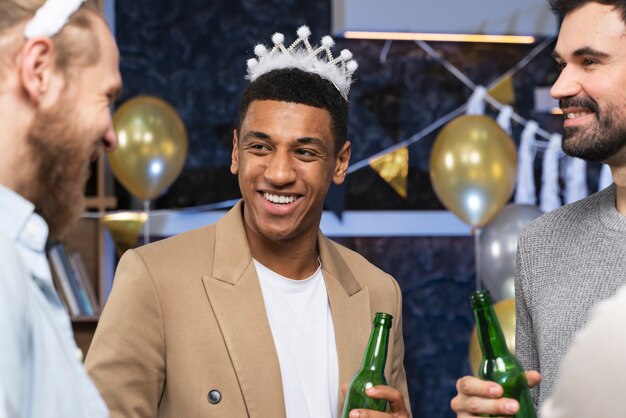 Gratis foto blije mannen op vrijgezellenfeest