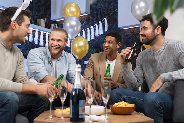 Blije mannen op vrijgezellenfeest