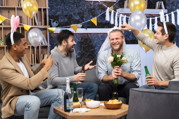 Blije mannen op vrijgezellenfeest