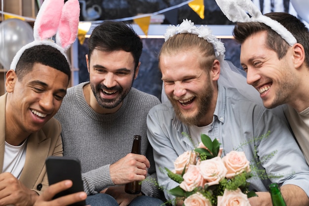 Blije mannen op vrijgezellenfeest