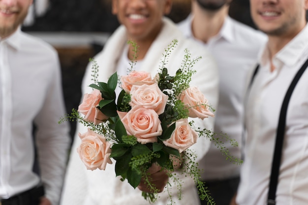 Gratis foto blije mannen op vrijgezellenfeest