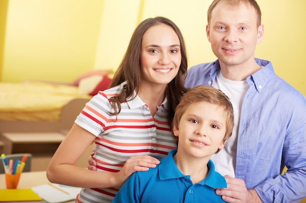 Blije moeder met haar zoon en man