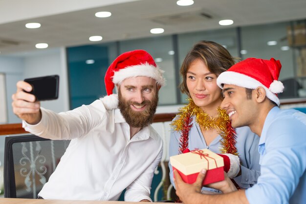 Blije multi-etnische werkgroep die van de partij van Kerstmis van Kerstmis geniet