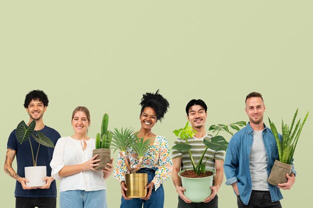 Blije plantenliefhebbers die hun potplanten vasthouden