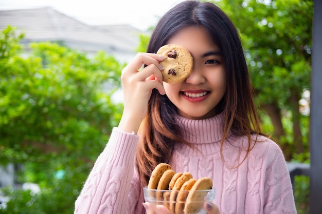 Blije schattige tiener bedrijf cookie thuis