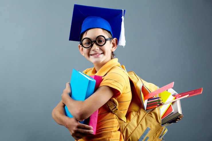Gratis Foto blije schooljongen met een zware rugzak
