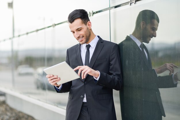 Blije werknemer met behulp van zijn tablet