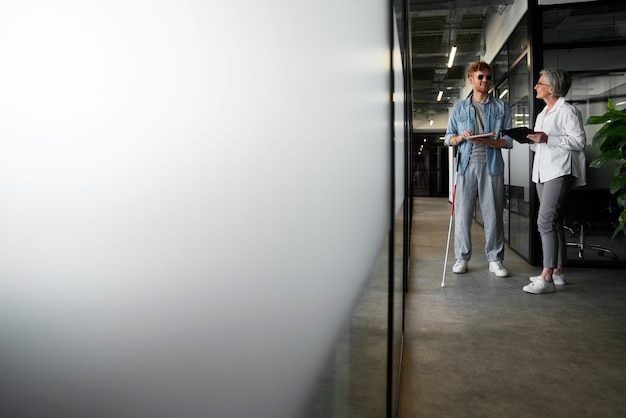 Blinde aan het werk bij een inclusieve kantoorbaan