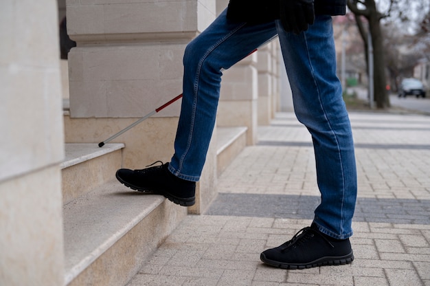 Blinde man loopt met zijn wandelstok