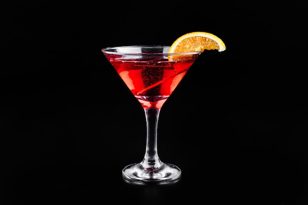 Bloed oranje gin-tonic cocktail geserveerd met plakjes sinaasappel in een glas