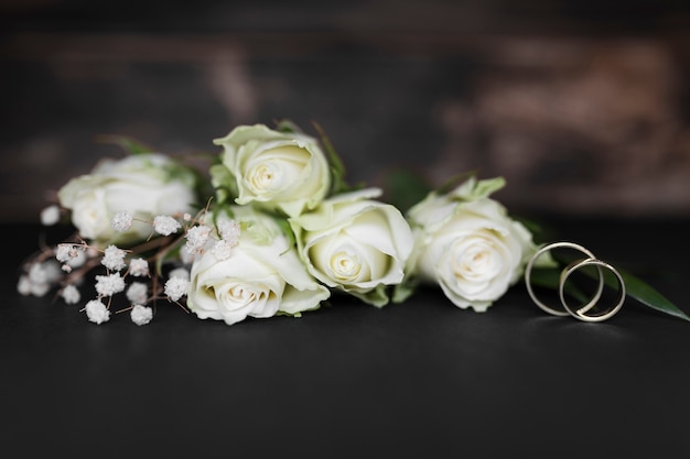 Bloeiende bloemen op tafel