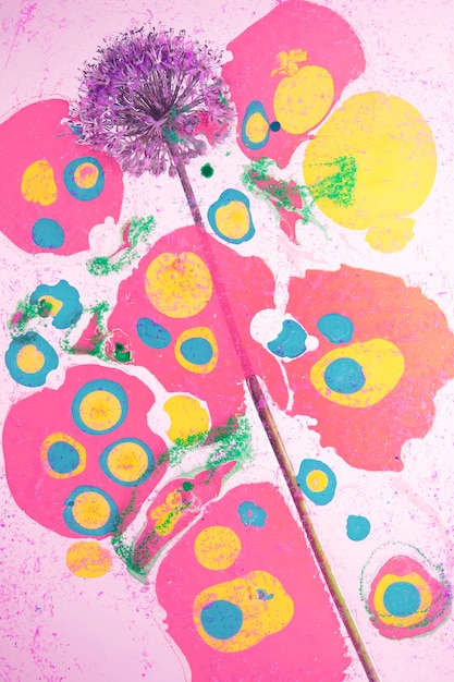 Gratis foto bloem met psychedelische schildering
