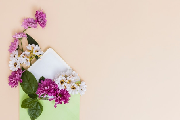 Bloemen arrangement in envelop