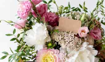 Gratis foto bloemen boeket met briefje