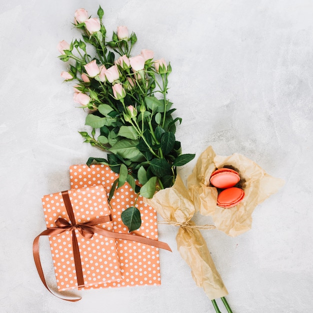 Bloemen en bitterkoekjes in de buurt van cadeautjes