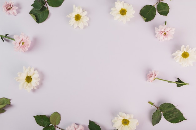 Bloemen en bladeren op lila achtergrond