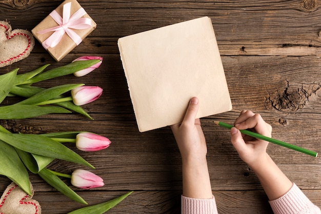 Gratis foto bloemen en cadeau voor moederdag