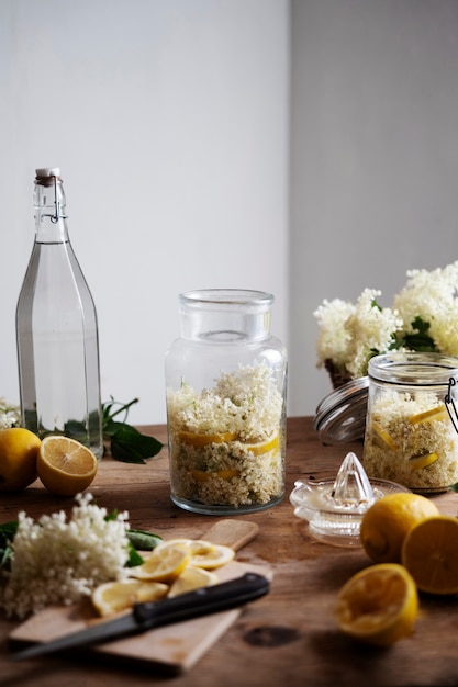 Gratis foto bloemen en citroenen arrangement