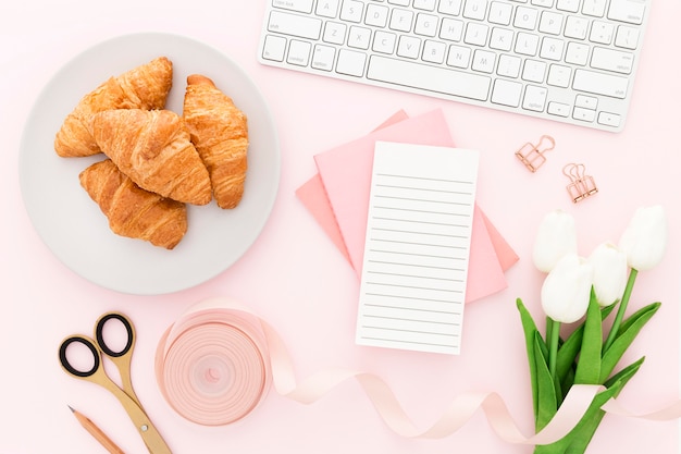 Gratis foto bloemen en croissants