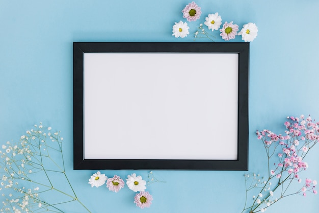 Gratis foto bloemen en een frame