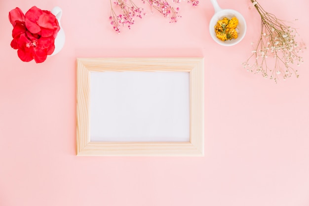 Gratis foto bloemen en een frame