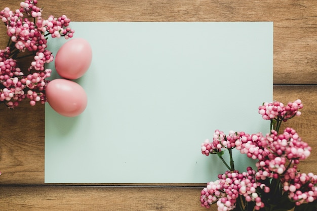 Bloemen en eieren op papier