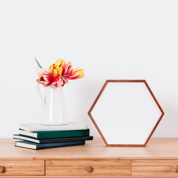 Bloemen en fotoram op tafel