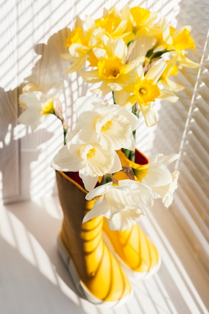 Bloemen in een paar gele laarzen