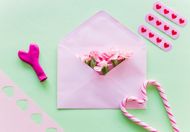 Gratis foto bloemen in envelop met snoepriet