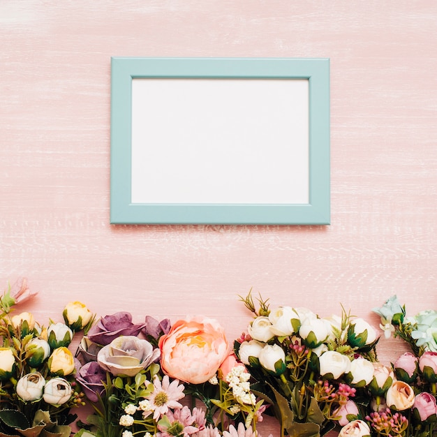 Gratis foto bloemen met blauw frame