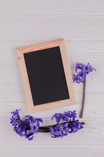Gratis foto bloemen met een schoolbord