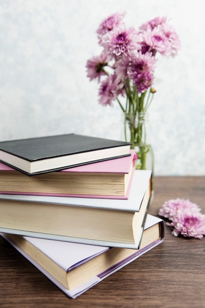 Bloemen met stapel boeken