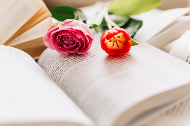 Bloemen op geopende boeken