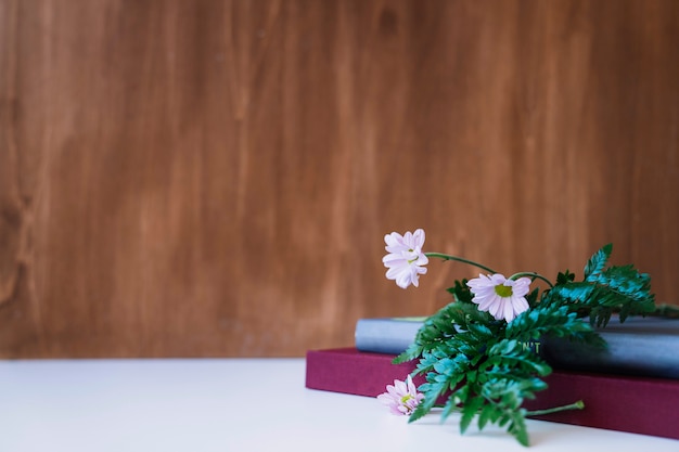 Bloemen samenstelling op boeken