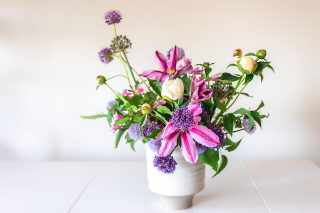 Gratis foto bloemen uit een eigen tuin in een vaas op een witte achtergrond